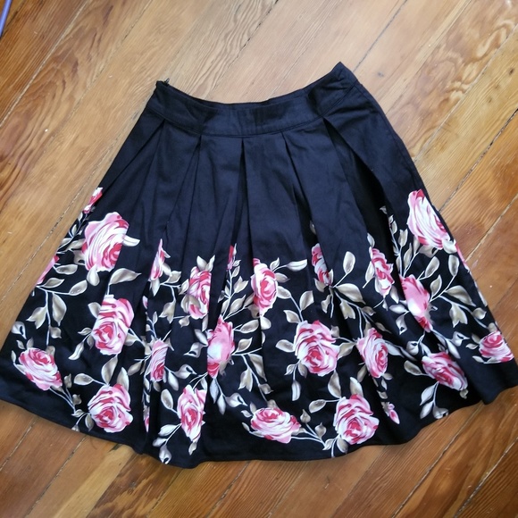 Full Pleated Rose Skirt Sz Small NWOT - Picture 2 of 3